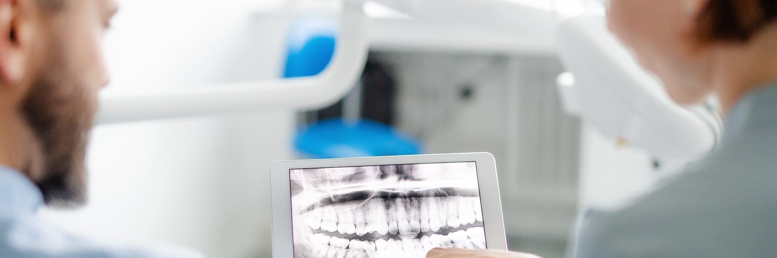 Zufriedener Patient mit strahlend weißem Lächeln beim digitalen Zahnarzt in Düsseldorf